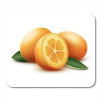 Krupni plan žuta svijetla narandžasta kumquat voće i zeleni listovi bijeli citrusni boja podloga za miš
