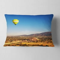 Designart veliki žuti balon preko planina - pejzažni štampani jastuk za bacanje - 12x20