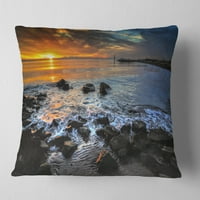 Designart Sunset preko stjenovite obale okeana - pejzažni štampani jastuk za bacanje - 18x18